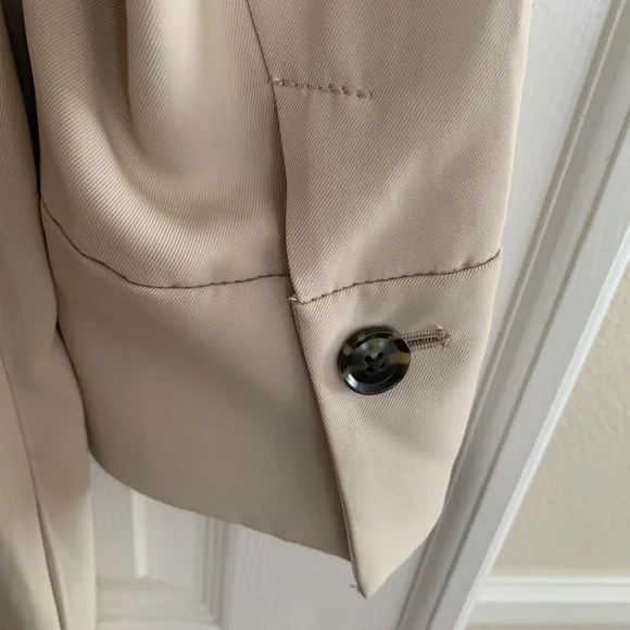 Banana Republic Trench Coat: Khaki Beige, 2 Side Pockets, 2 Side Slits M - Picture 6 of 16